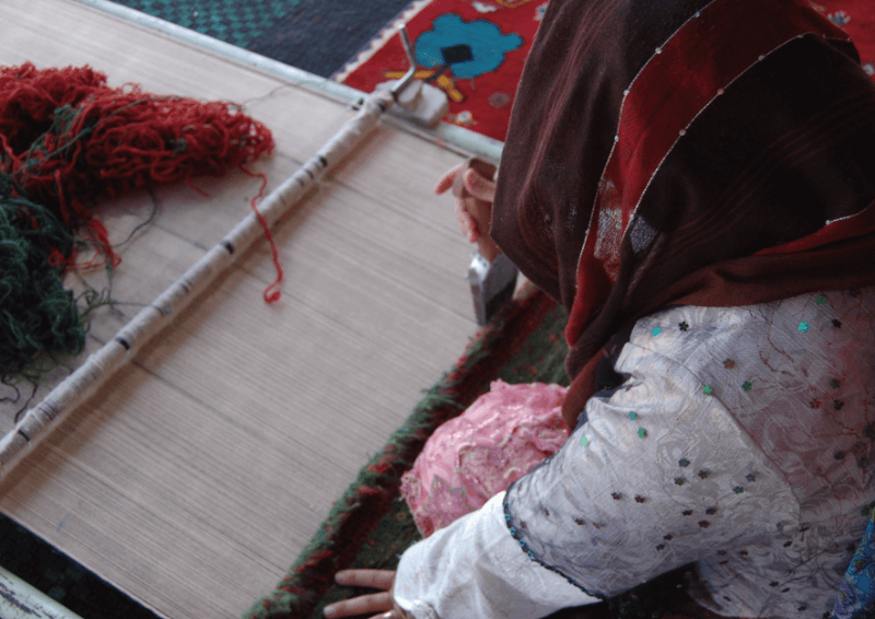 カシュガイ族の⼿織絨毯